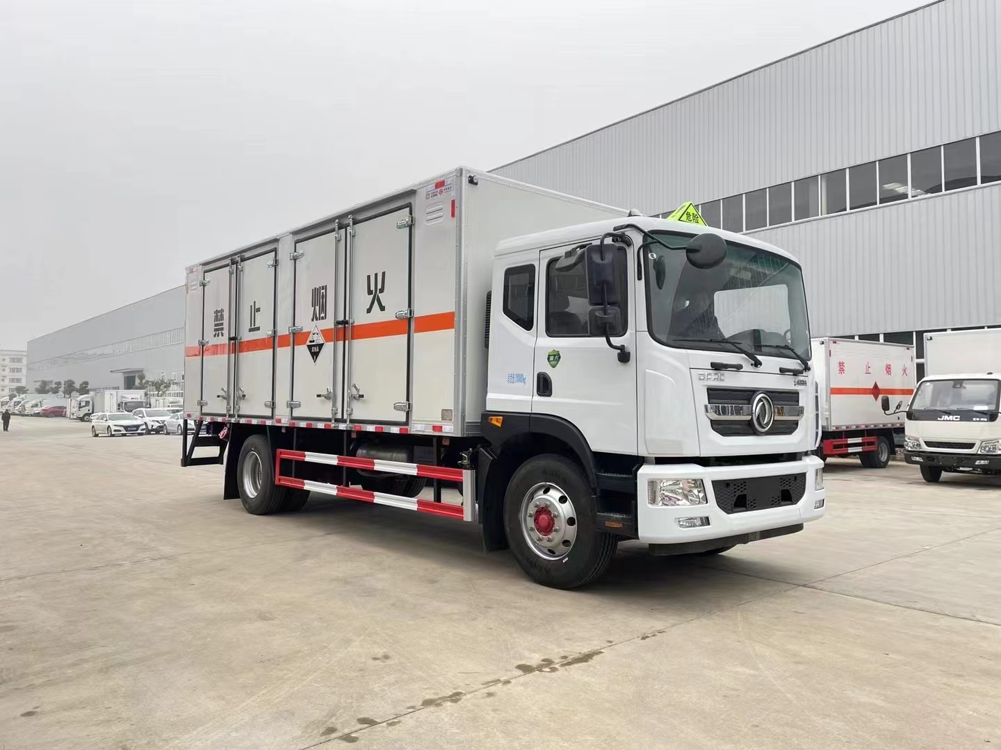 东风多利卡（6.2米/6.8米）腐蚀品厢式车