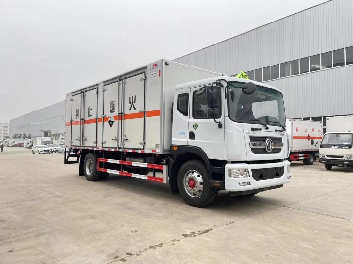 东风多利卡（6.2米/6.8米）腐蚀品厢式车