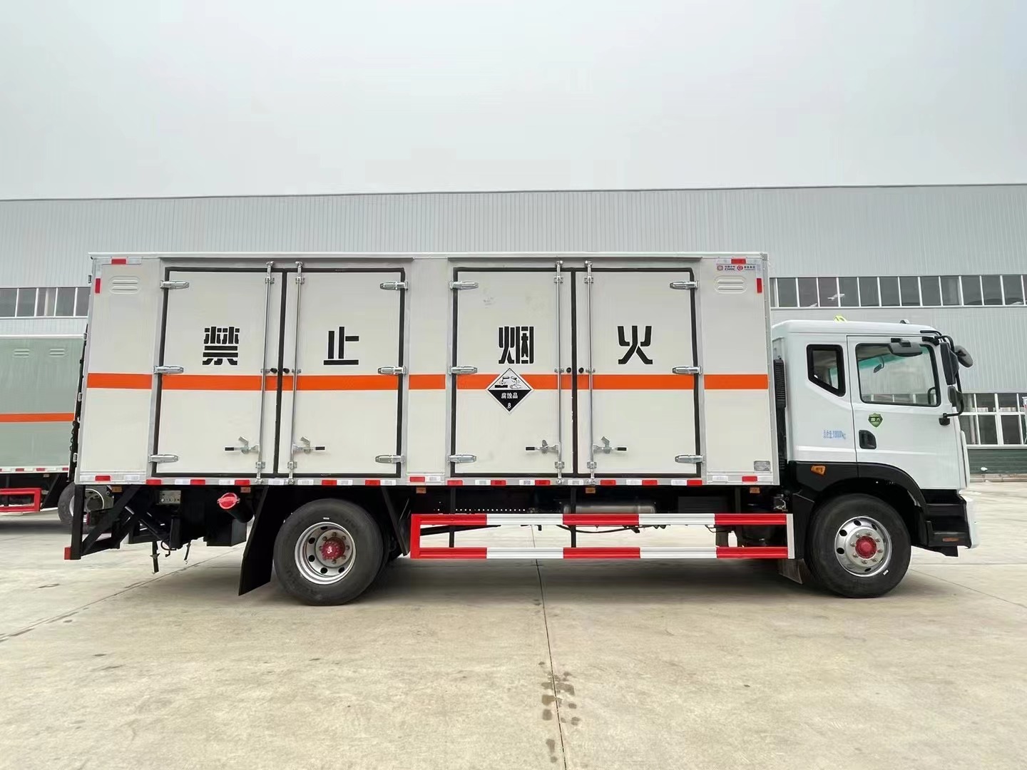 东风多利卡（6.2米/6.8米）腐蚀品厢式车