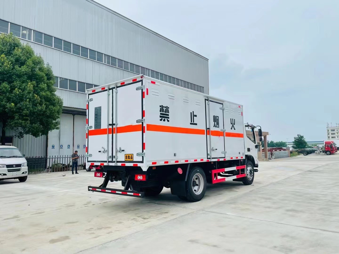 福田欧马可（5.2米）6.8吨腐蚀性物品厢式车