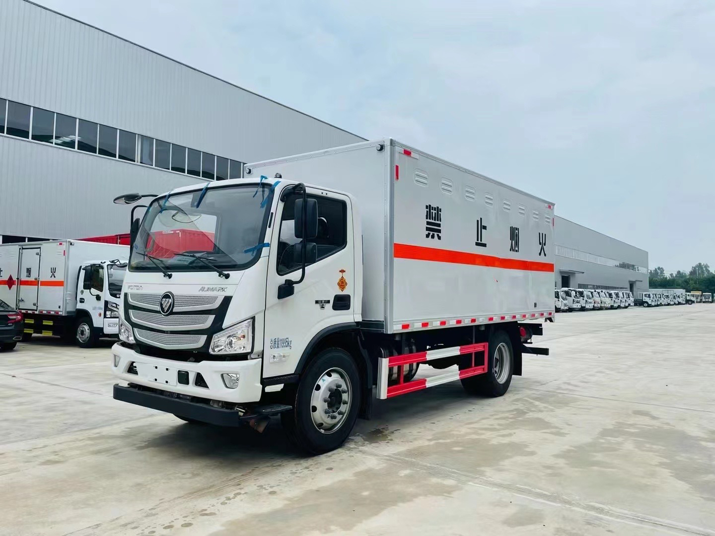 福田欧马可（5.2米）6.8吨腐蚀性物品厢式车