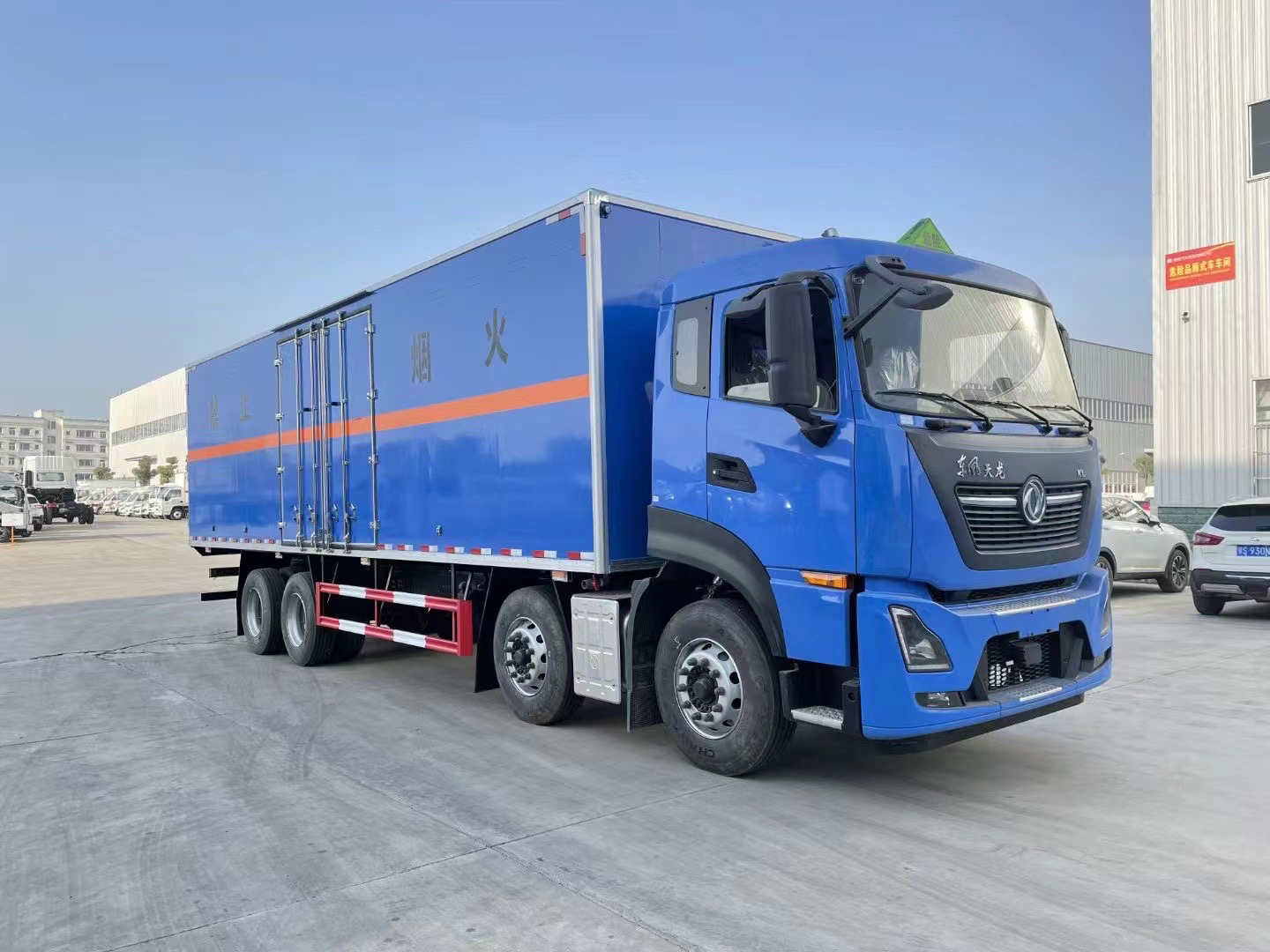 东风天龙前四后八9.4米腐蚀性厢式车