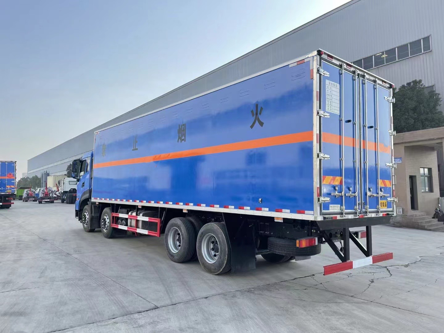 东风天龙前四后八9.4米腐蚀性厢式车