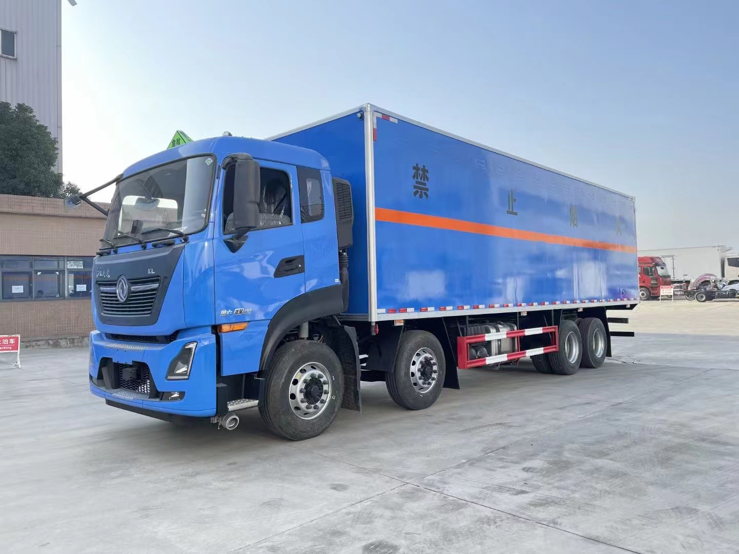 东风天龙前四后八9.4米腐蚀性厢式车