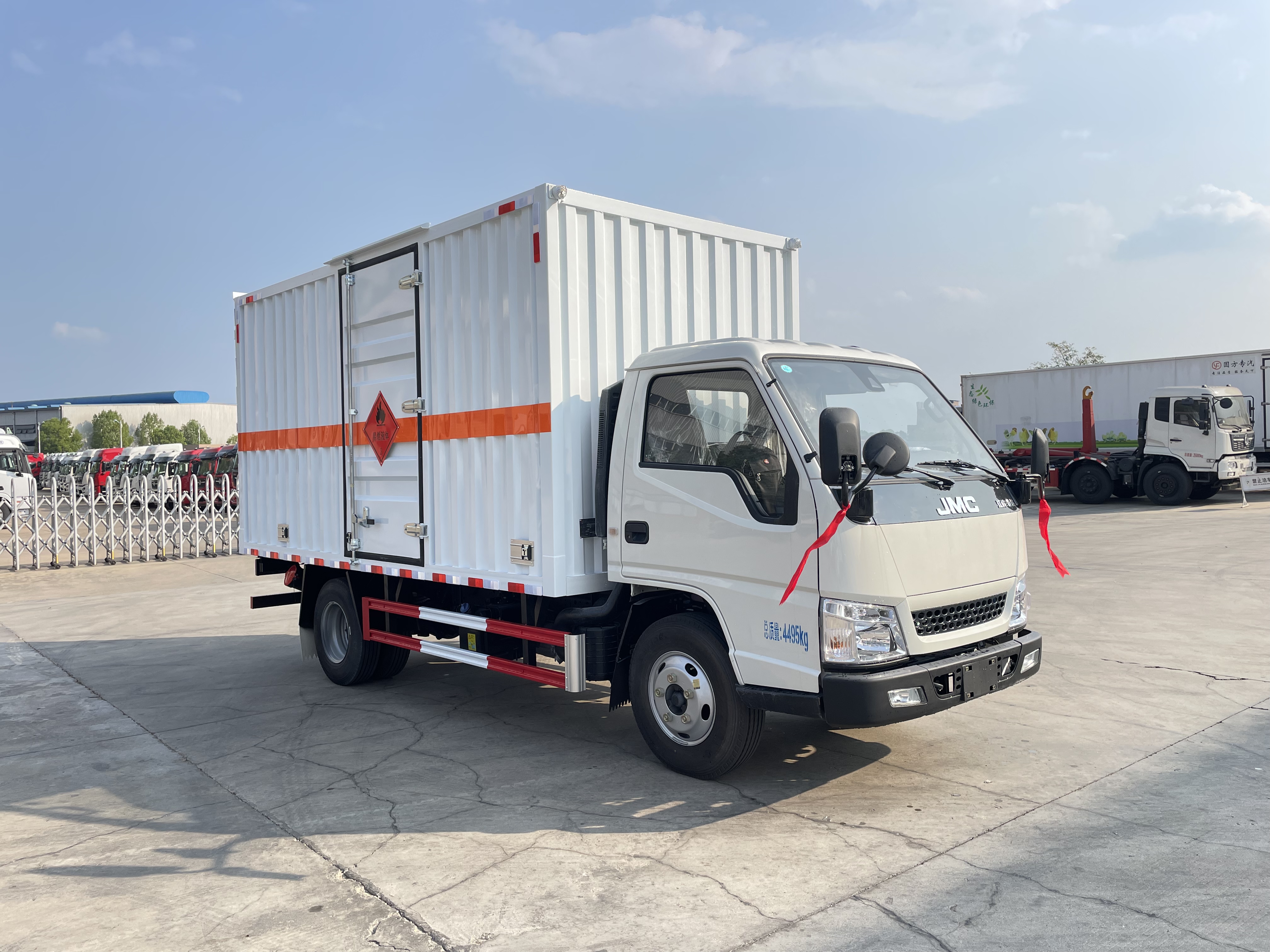 江铃顺达蓝牌4.2米易燃液体厢式运输车