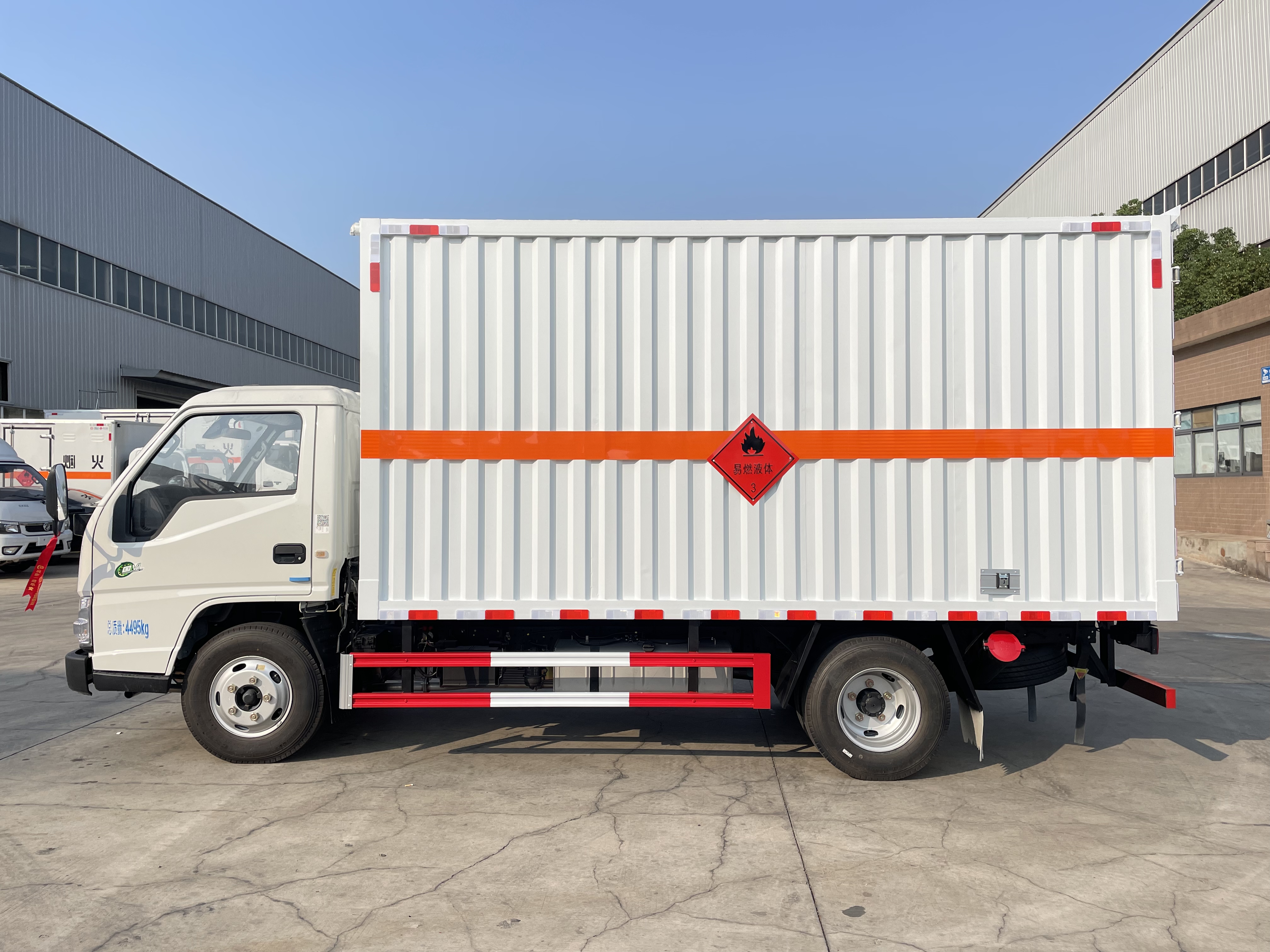 江铃顺达蓝牌4.2米易燃液体厢式运输车