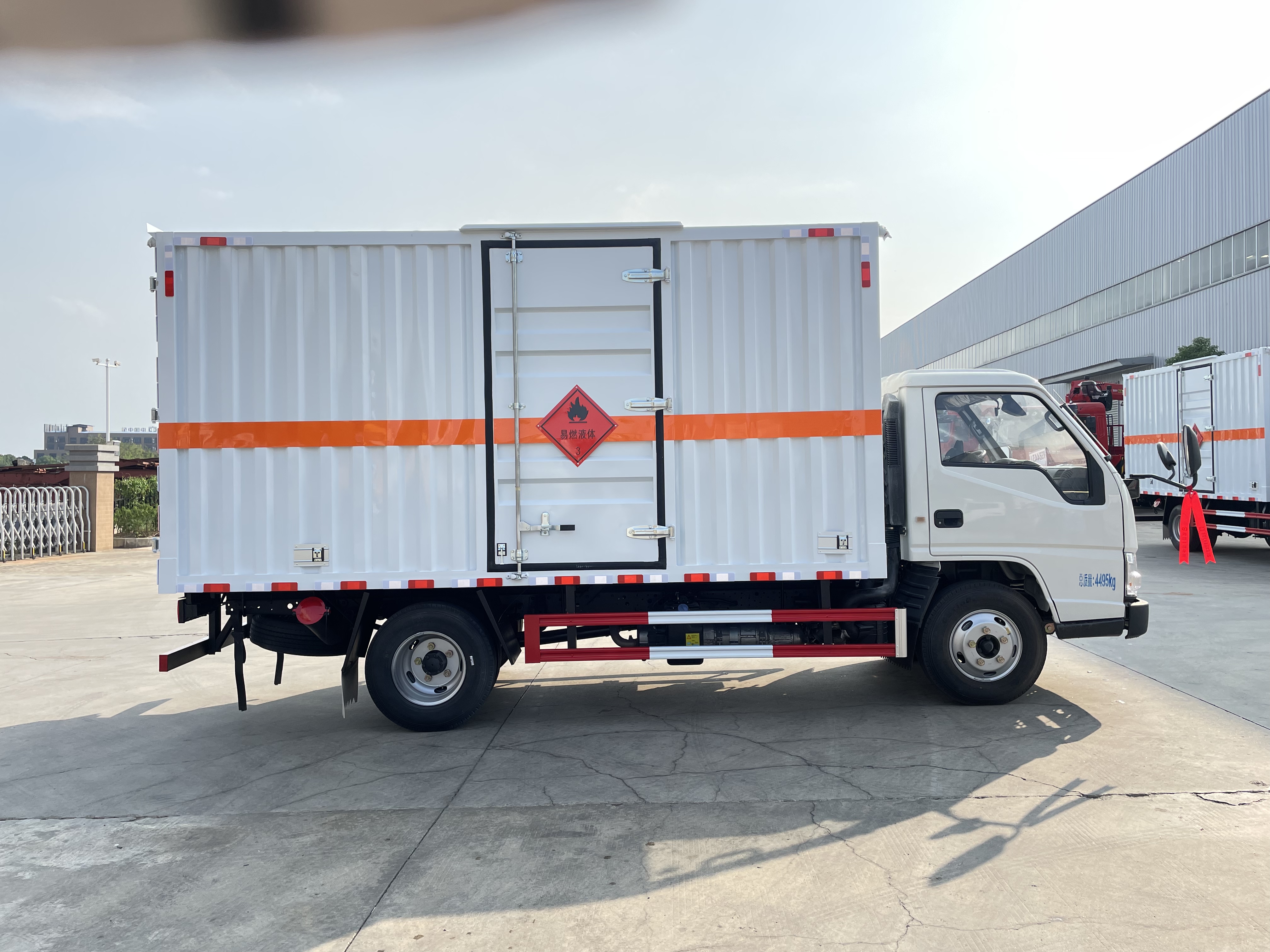 江铃顺达蓝牌4.2米易燃液体厢式运输车