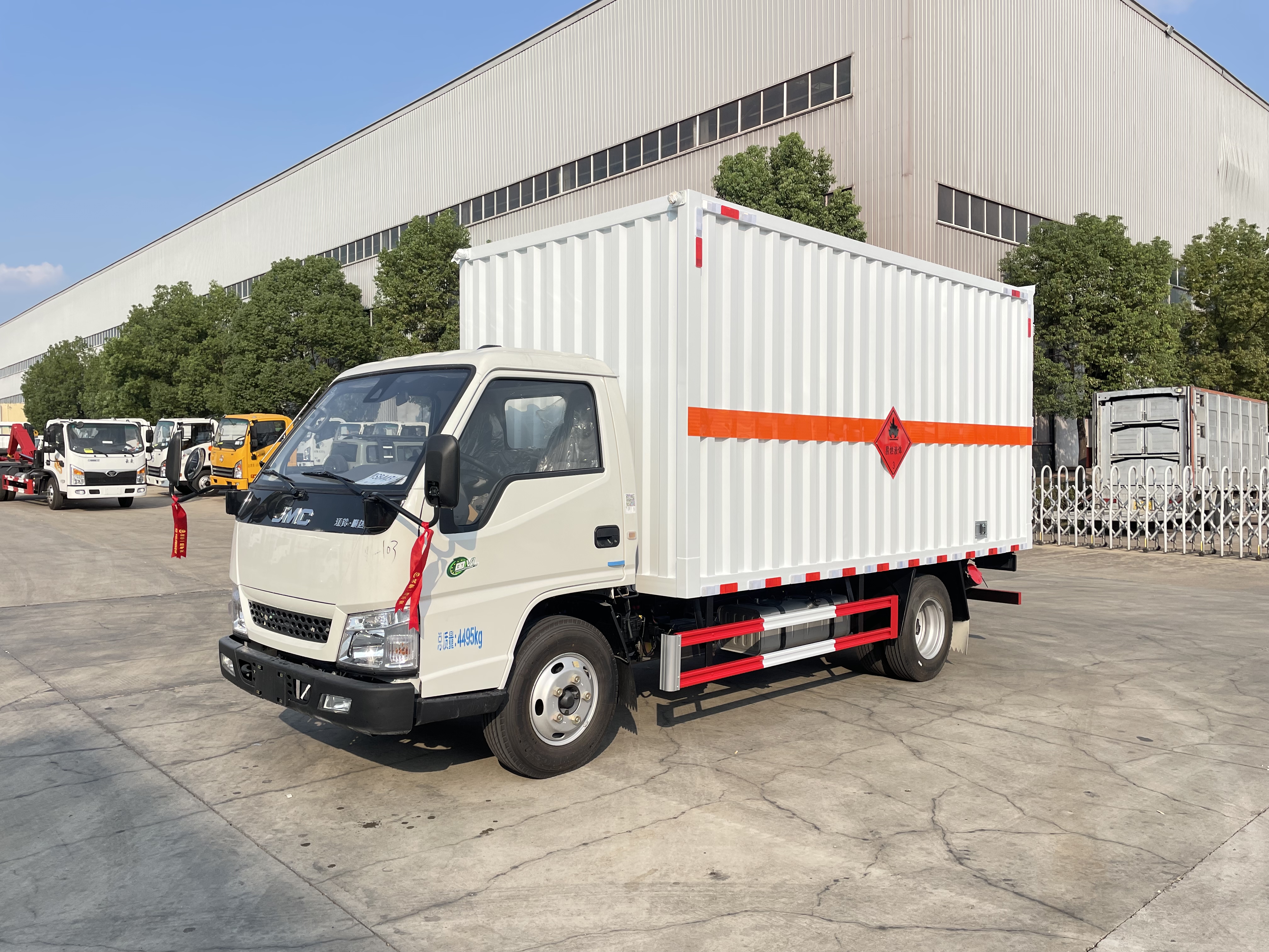 江铃顺达蓝牌4.2米易燃液体厢式运输车