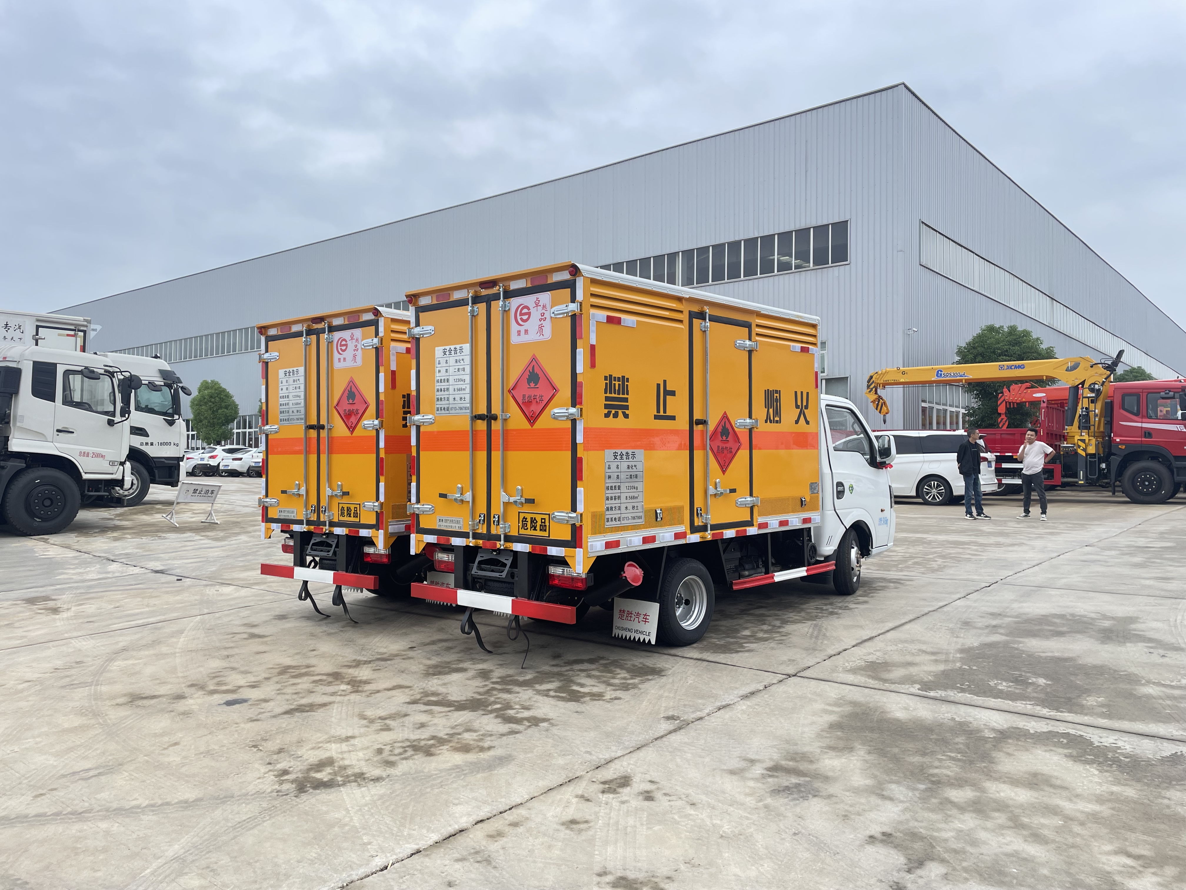 东风途逸汽油版3米易燃气体厢式车