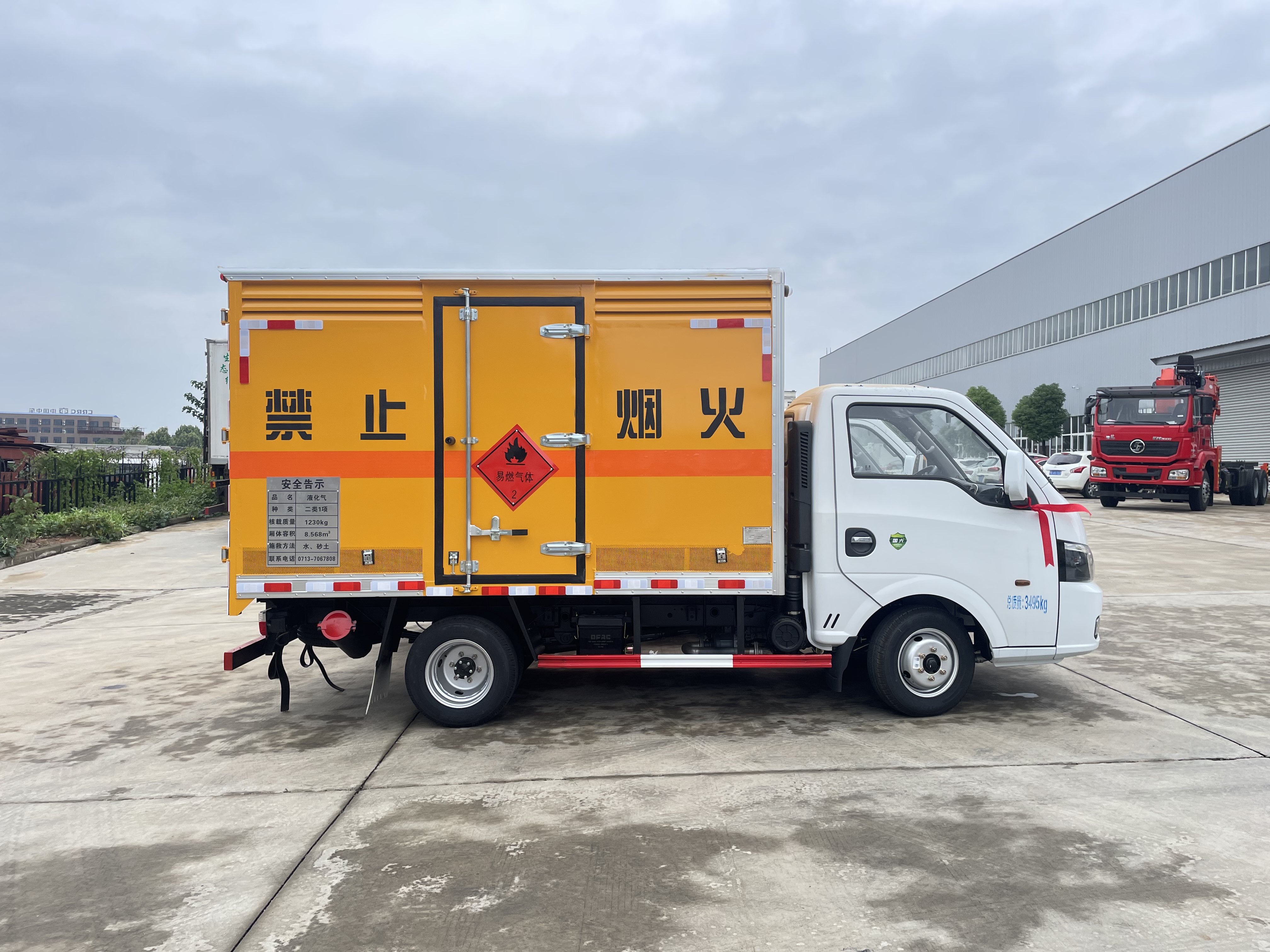 东风途逸汽油版3米易燃气体厢式车