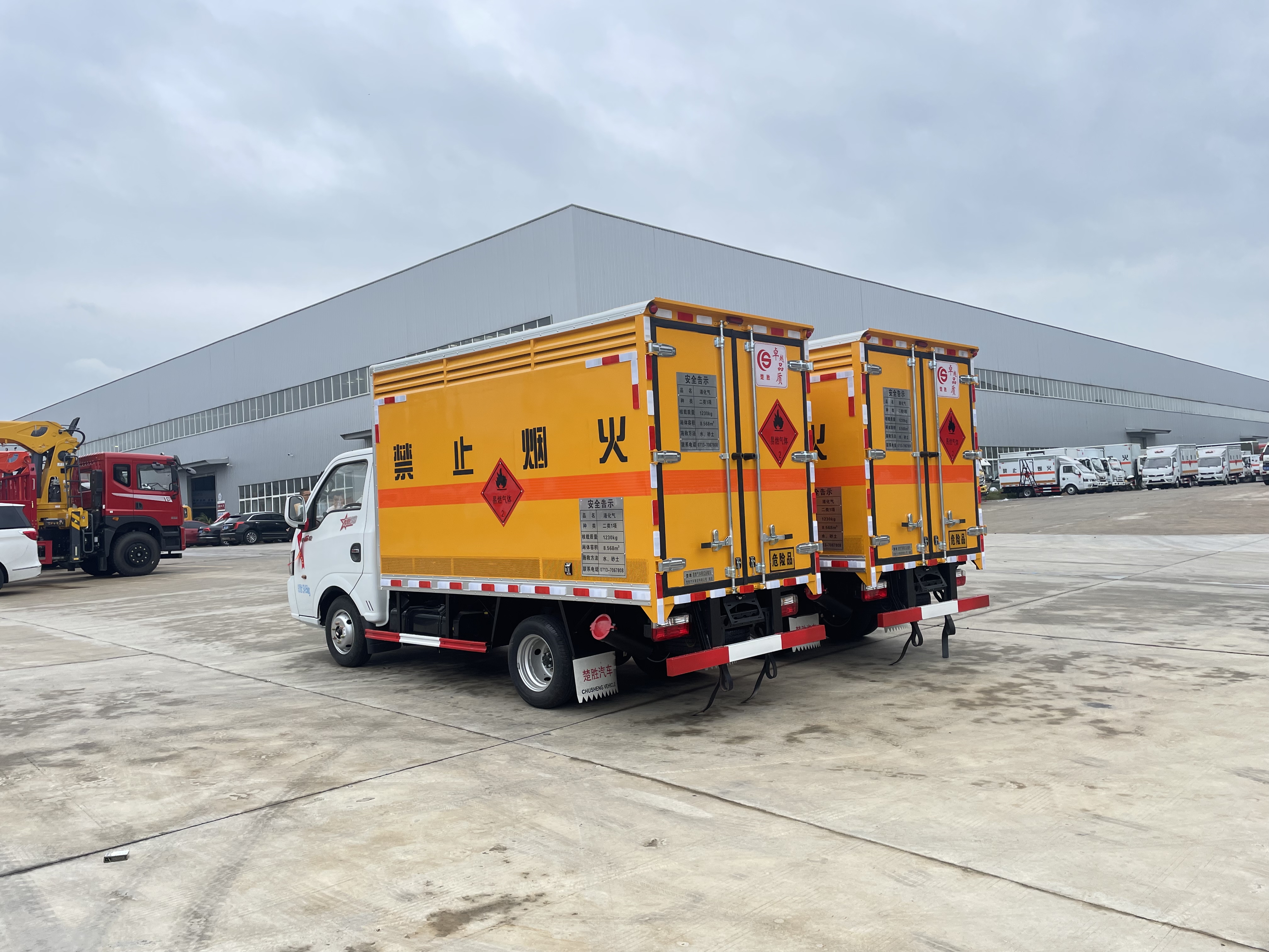 东风途逸汽油版3米易燃气体厢式车