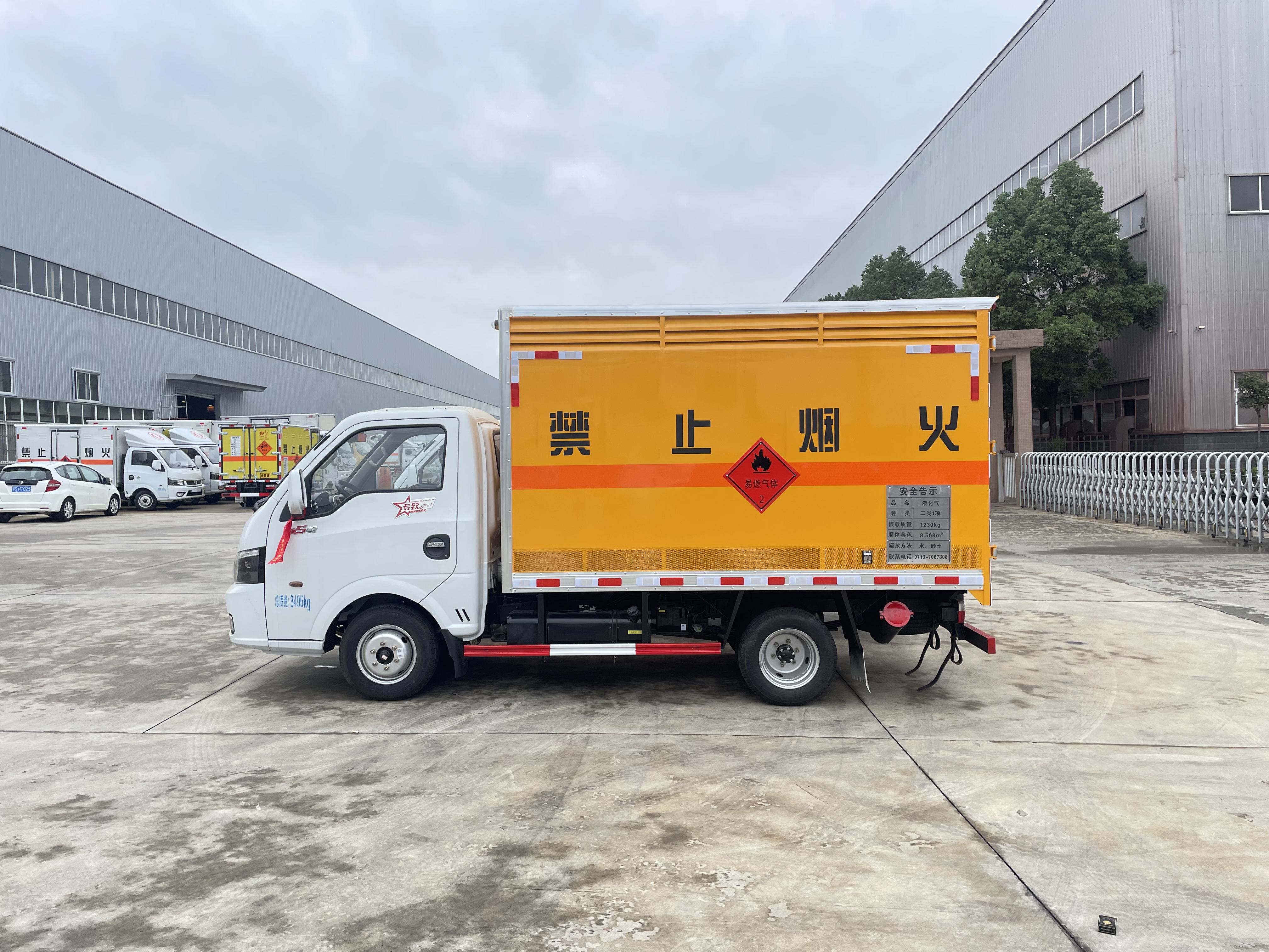 东风途逸汽油版3米易燃气体厢式车