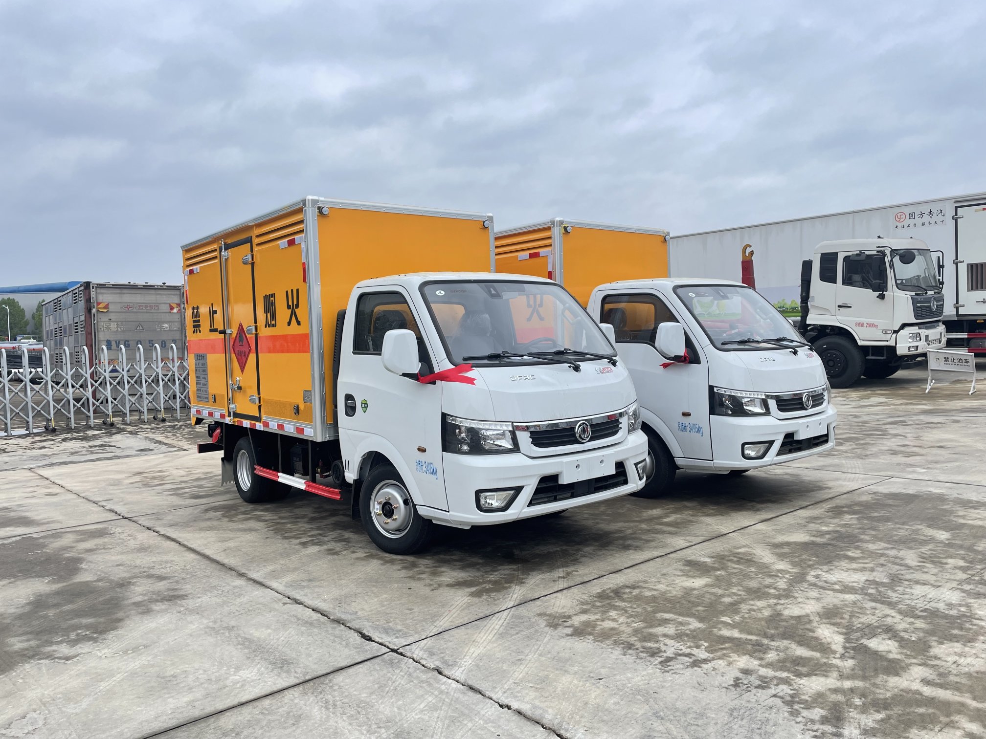 东风途逸汽油版3米易燃气体厢式车