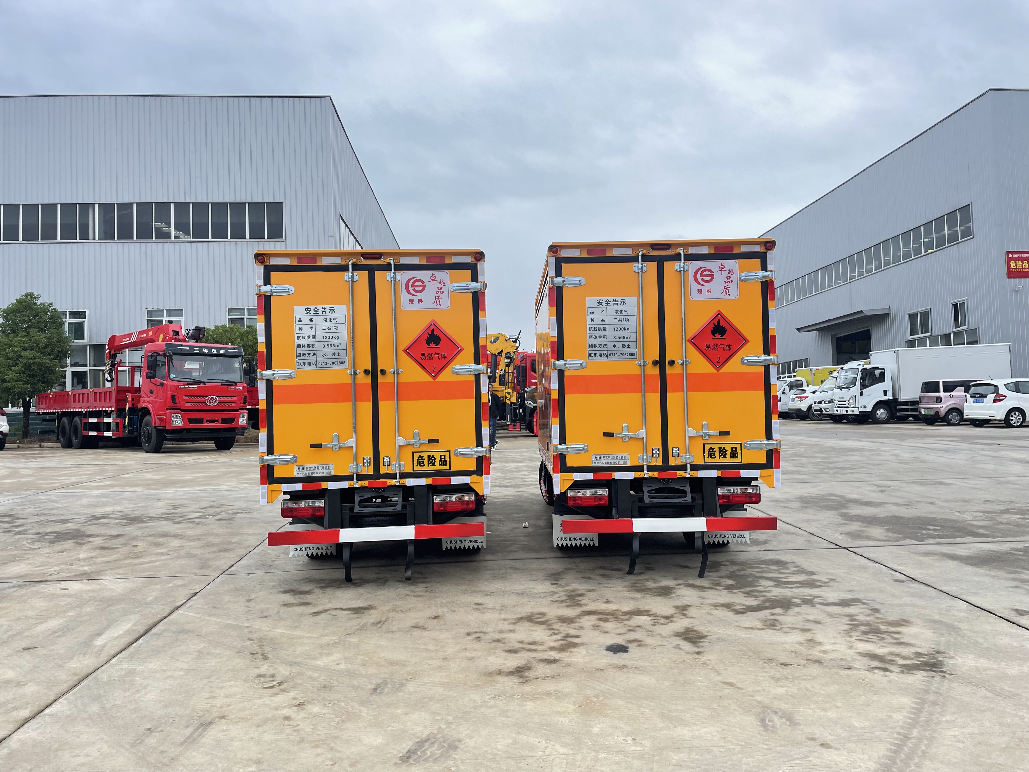 东风途逸汽油版3米易燃气体厢式车