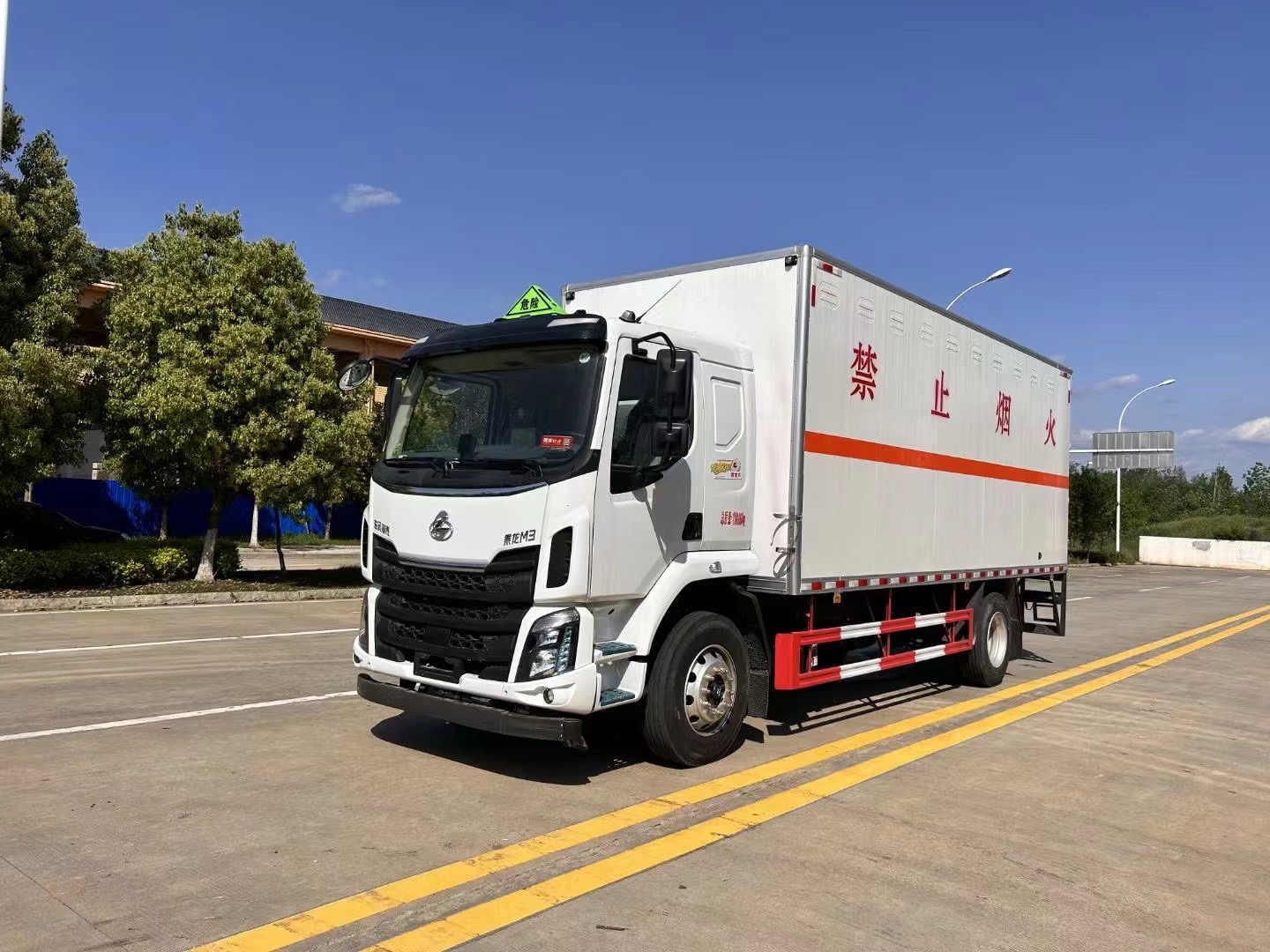 柳汽乘龙6.8米杂项危险物品厢式车