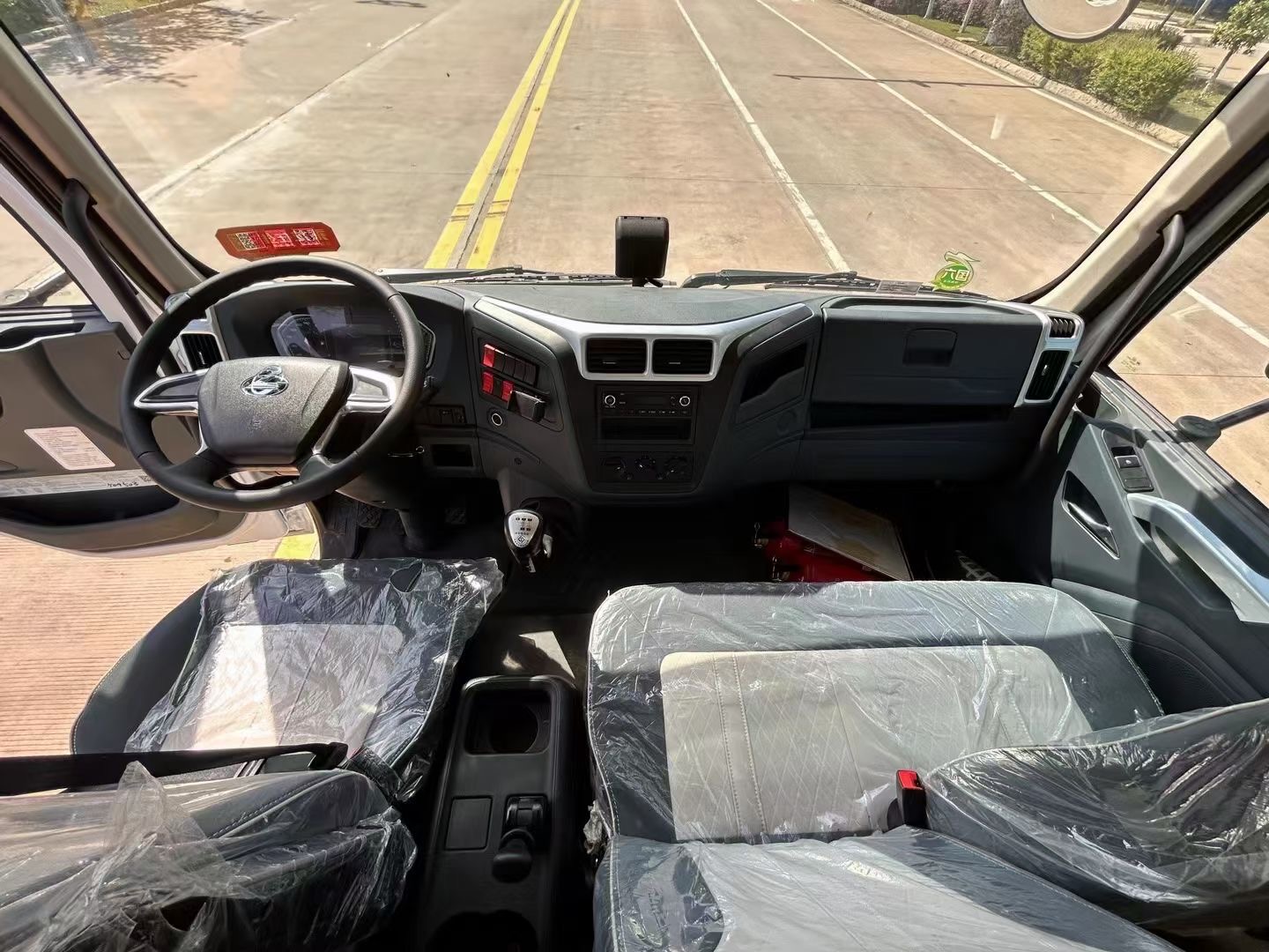 柳汽乘龙6.8米杂项危险物品厢式车