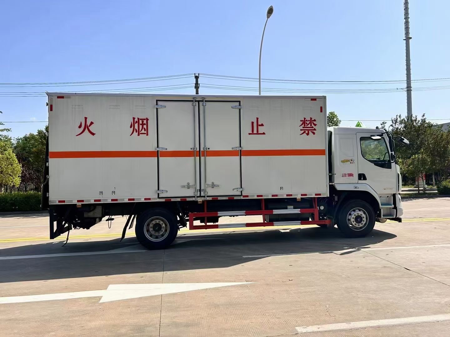柳汽乘龙6.8米杂项危险物品厢式车