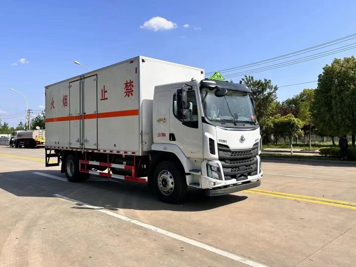 柳汽乘龙6.8米杂项危险物品厢式车