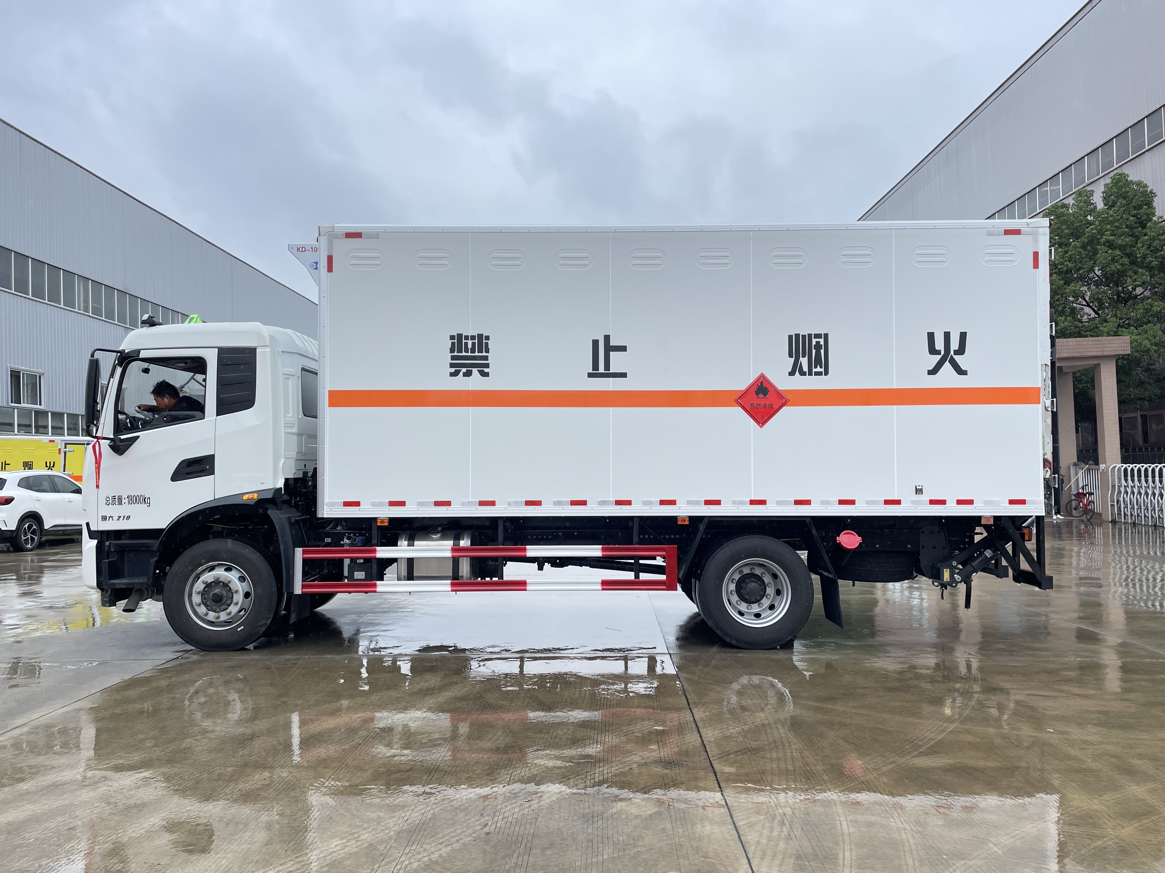 东风天锦（6.2米/6.8米）10吨液体厢式运输车