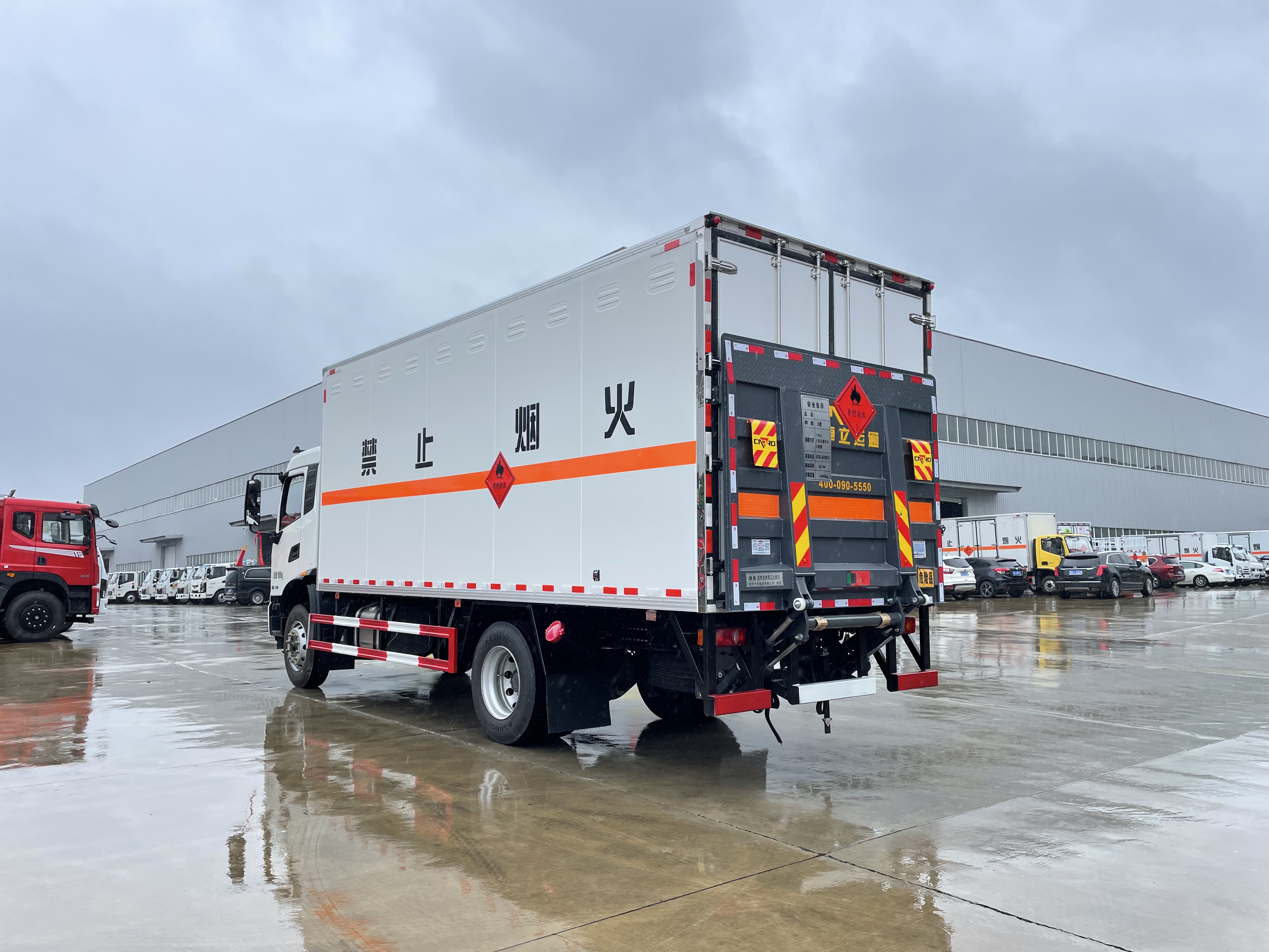 东风天锦（6.2米/6.8米）10吨液体厢式运输车