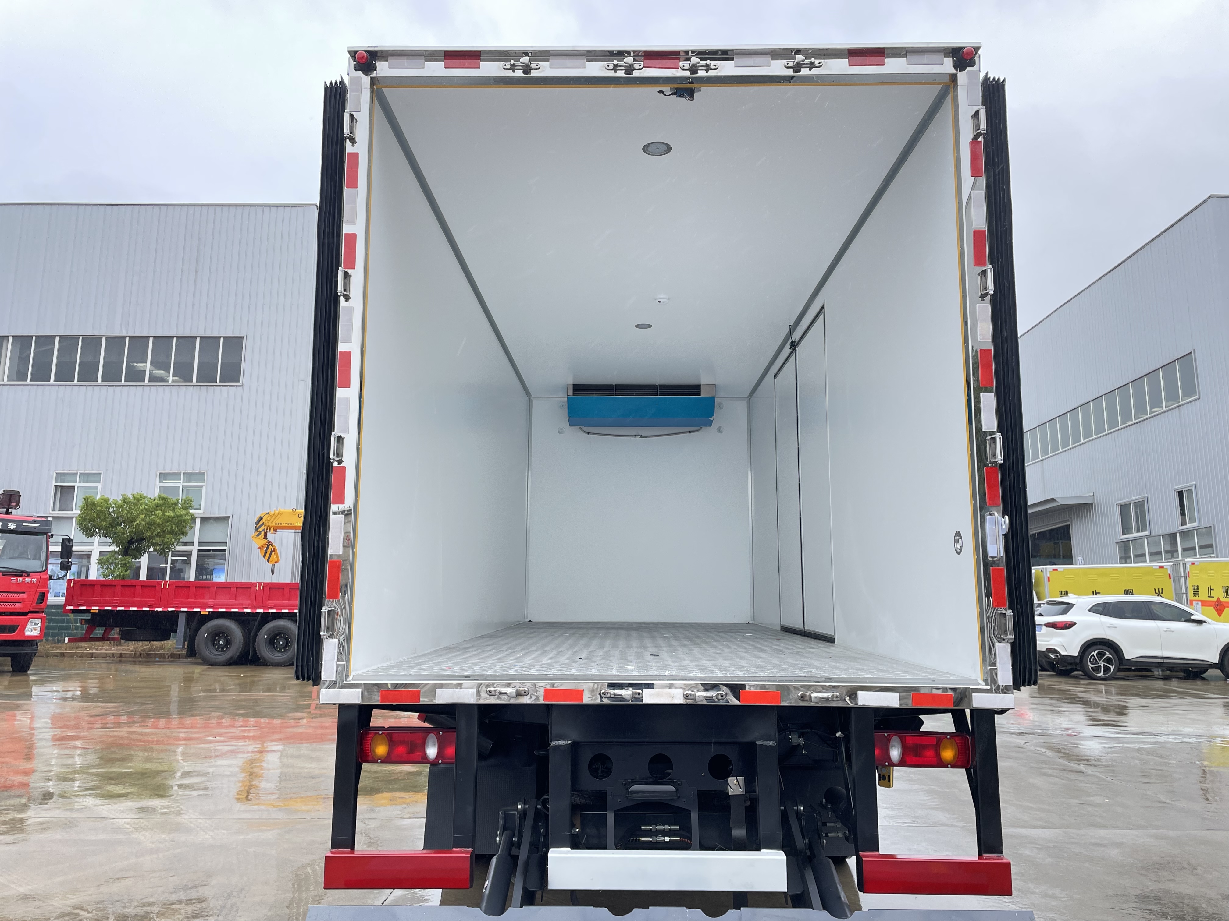 东风天锦（6.2米/6.8米）10吨液体厢式运输车