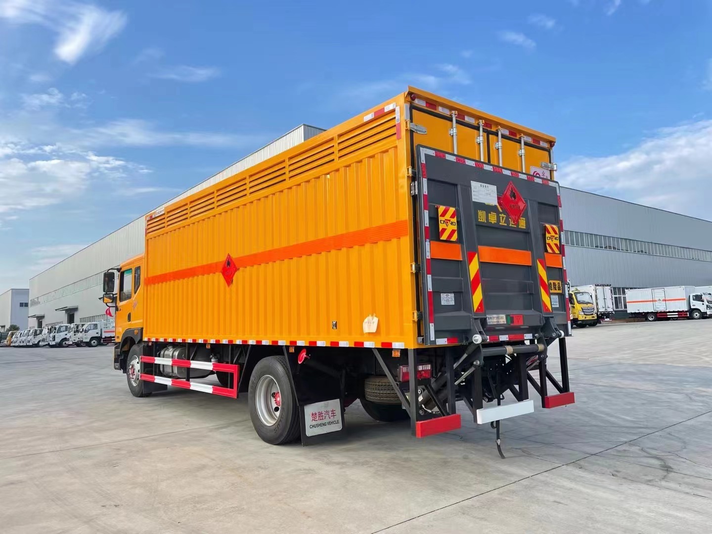 东风多利卡7.6米气体厢式车