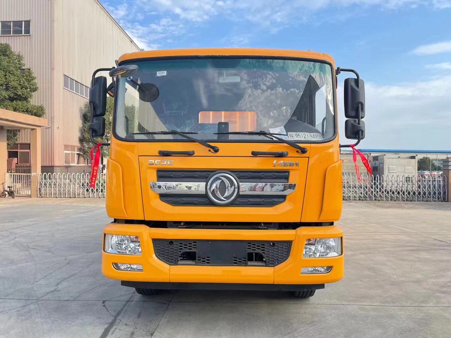 东风多利卡7.6米气体厢式车