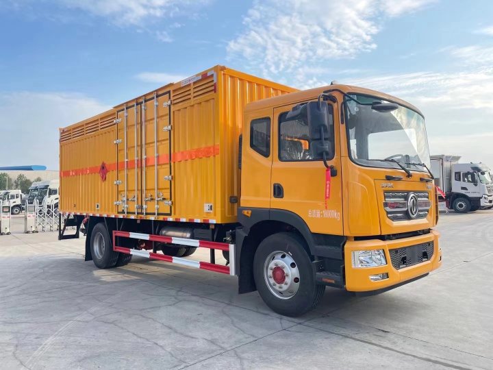 东风多利卡7.6米气体厢式车