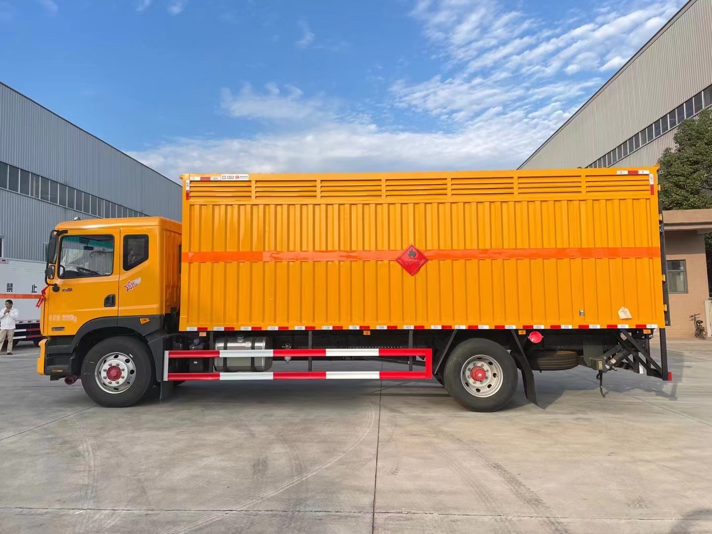 东风多利卡7.6米气体厢式车