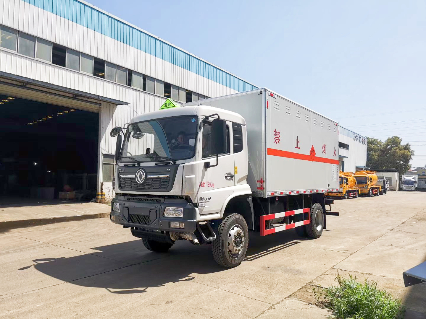 5.1米四驱爆破器材运输车