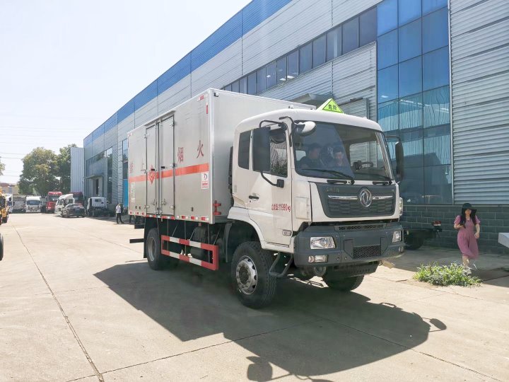 5.1米四驱爆破器材运输车