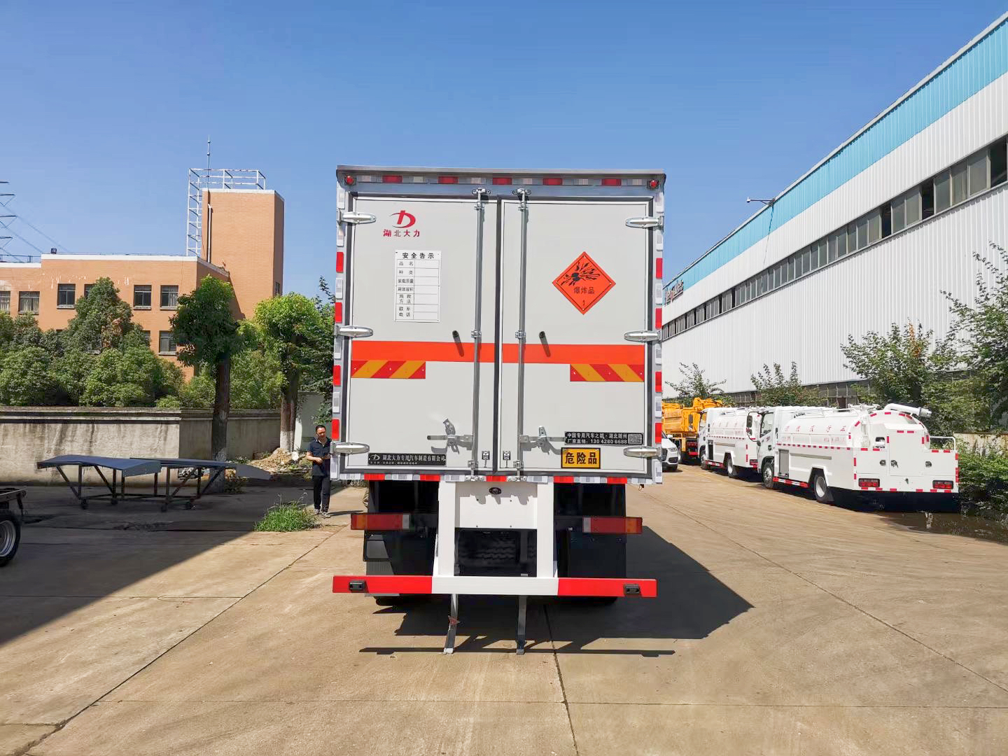 5.1米四驱爆破器材运输车