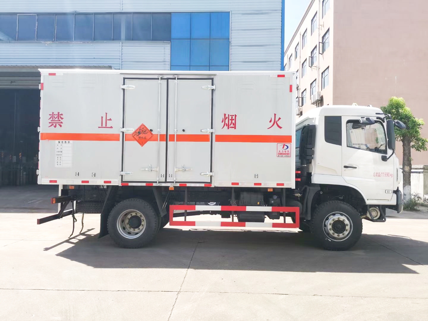 5.1米四驱爆破器材运输车