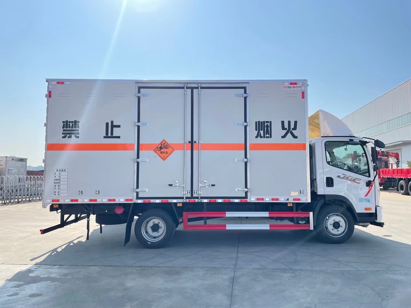 解放5.5米烟花爆竹运输车