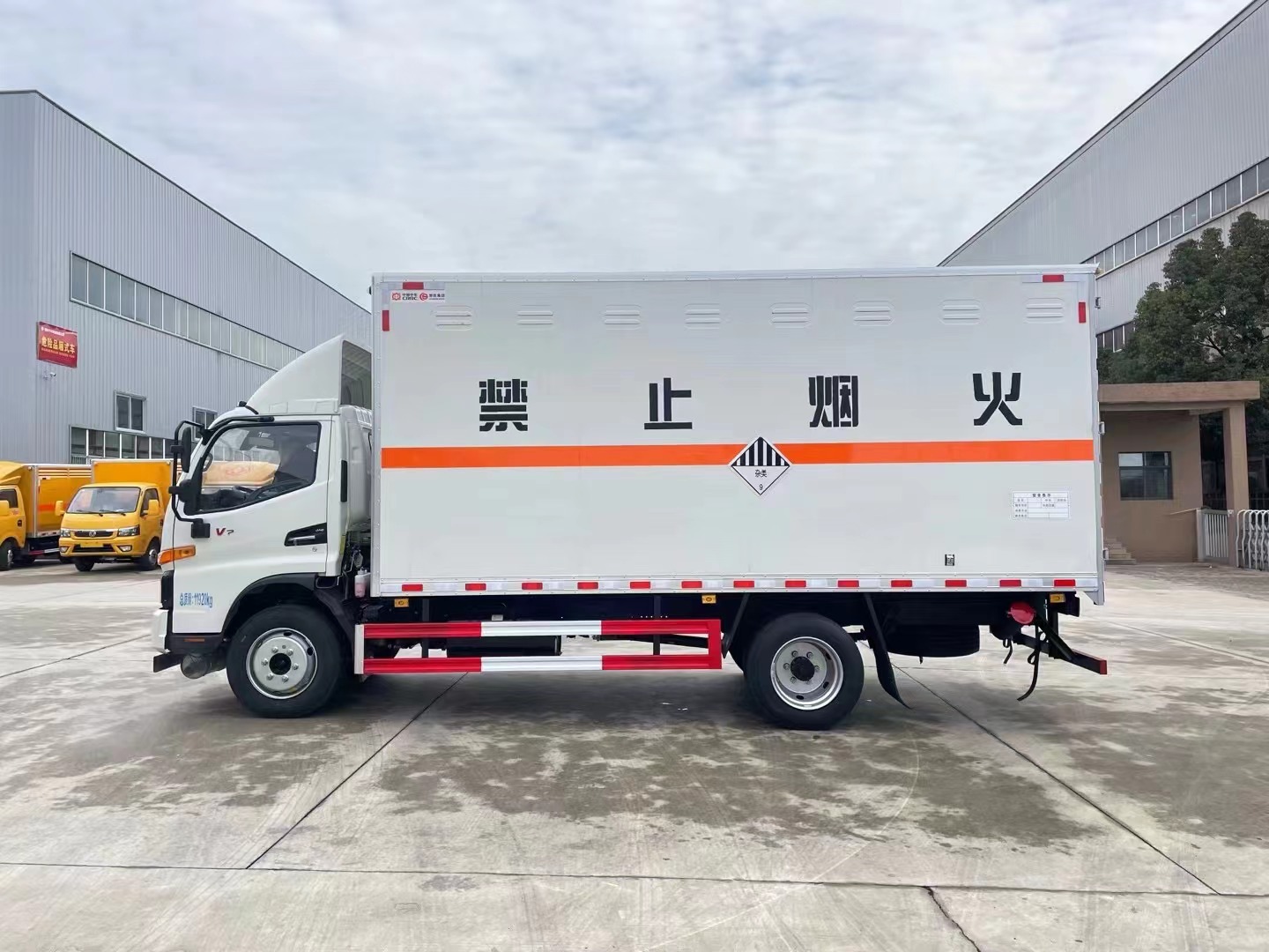 江淮黄牌7.2吨杂项厢式运输车