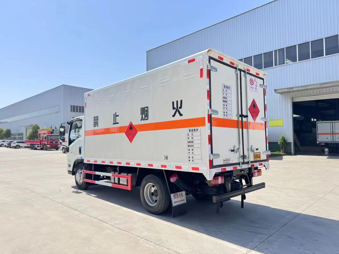 五十铃黄牌4.2米易燃气体厢式运输车