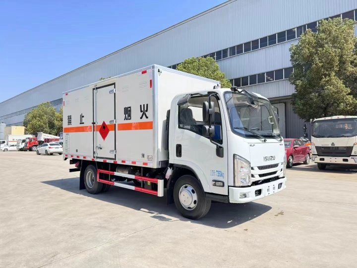 五十铃黄牌4.2米易燃气体厢式运输车