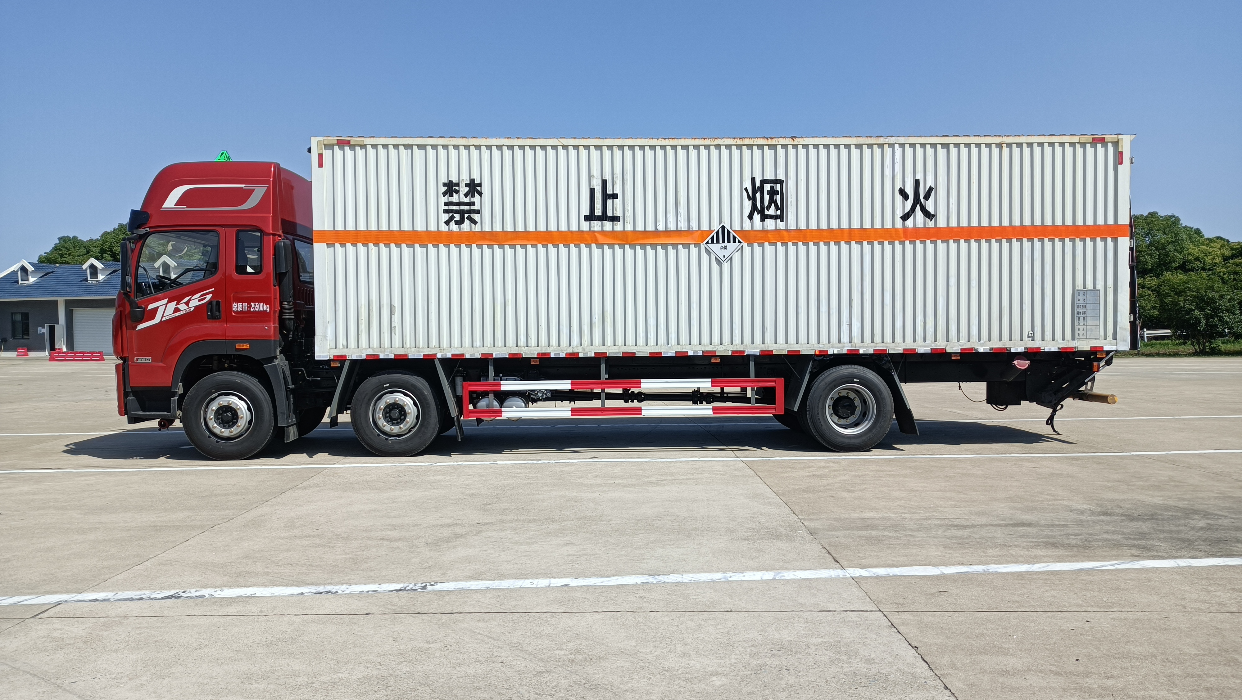 长春解放9.6米杂项危险物品厢式车