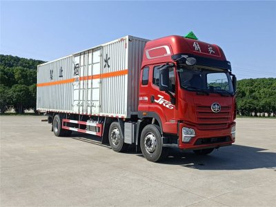 长春解放9.6米杂项危险物品厢式车