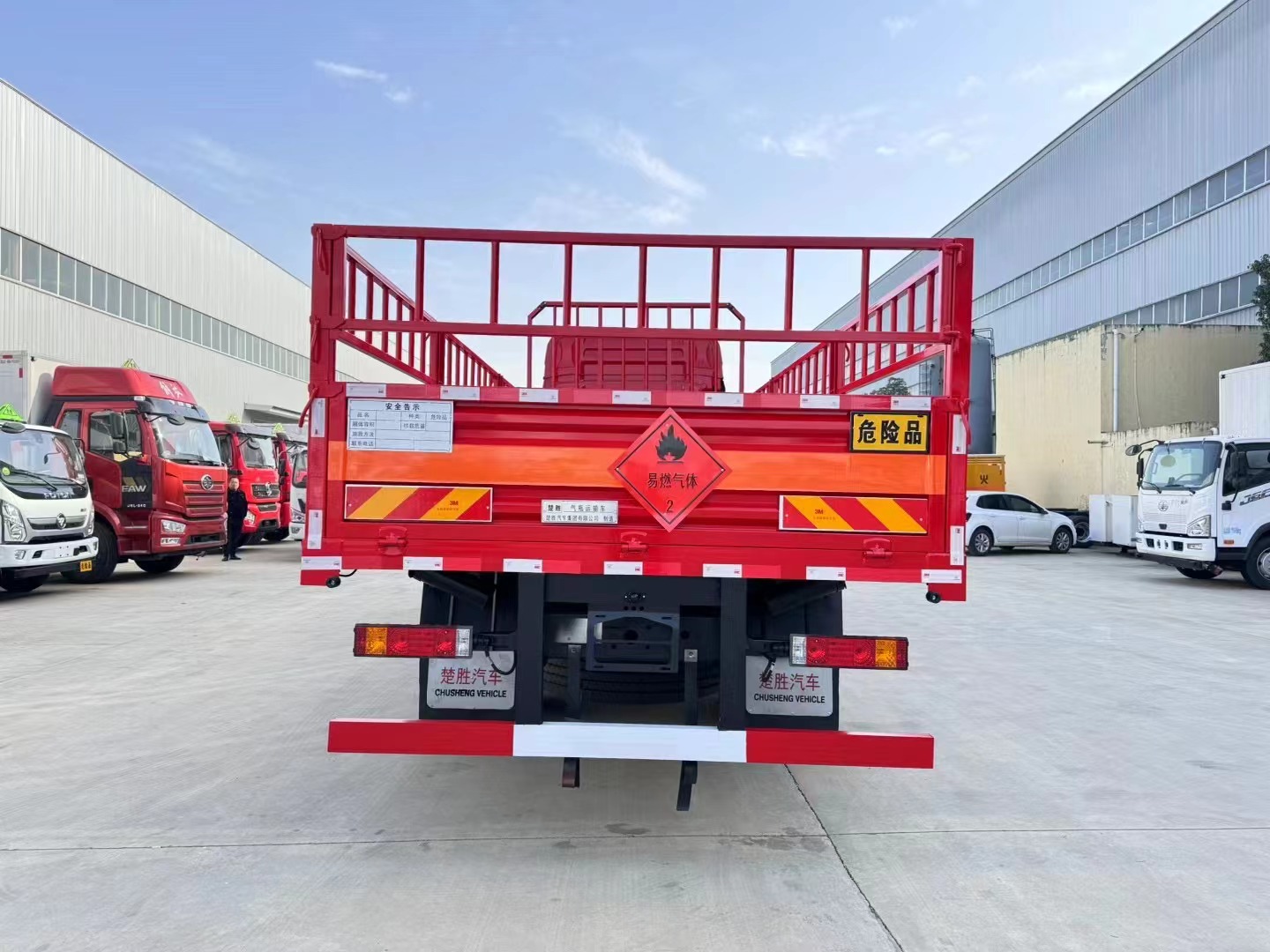 陕汽德龙6.8米气瓶运输车