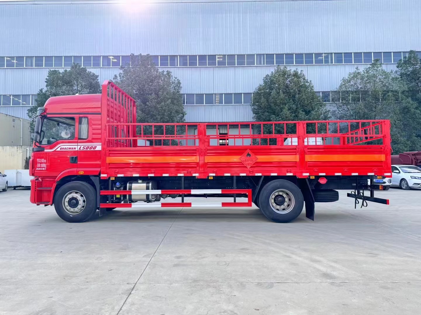 陕汽德龙6.8米气瓶运输车