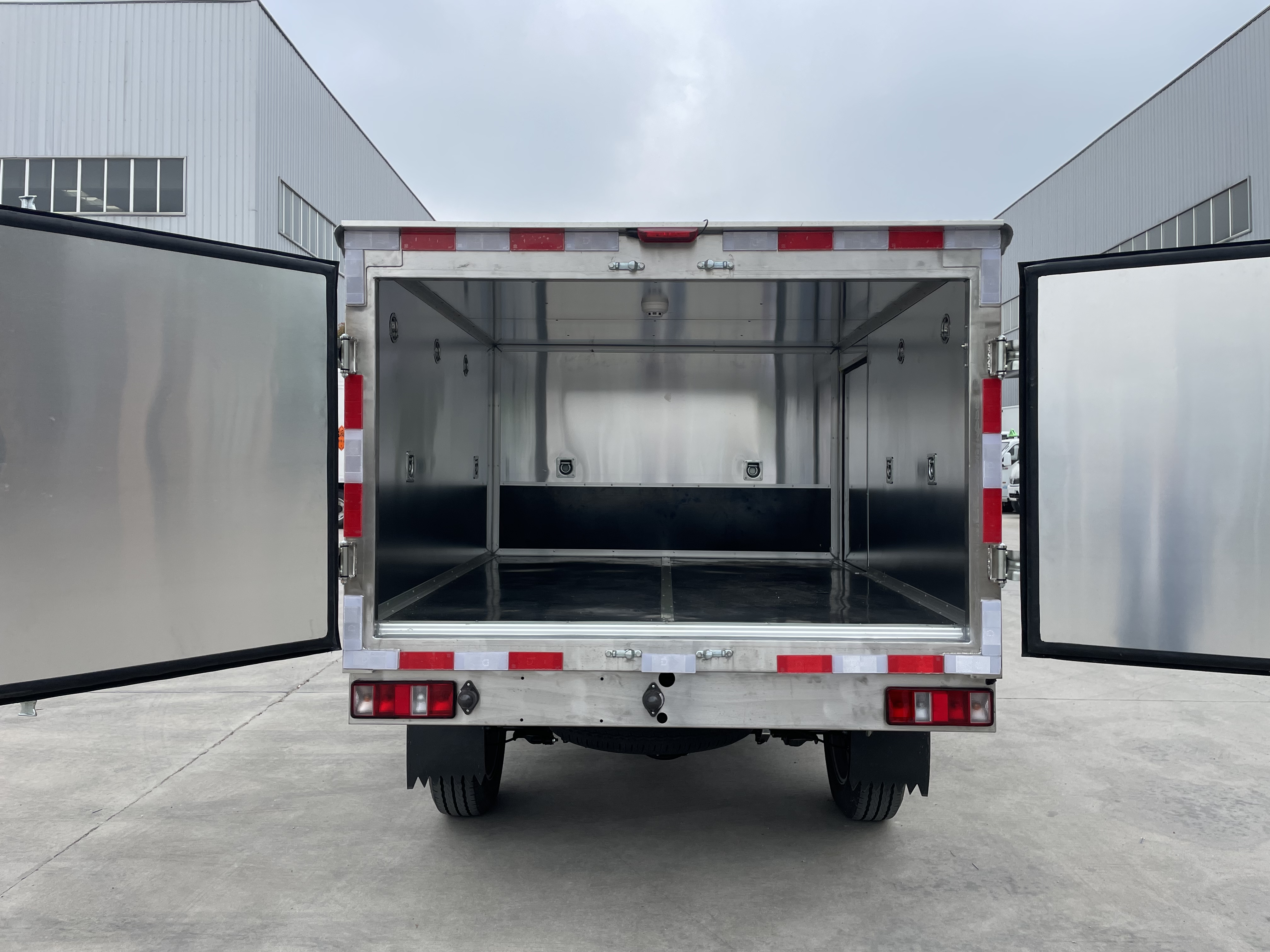 东风日产四驱皮卡炸药车