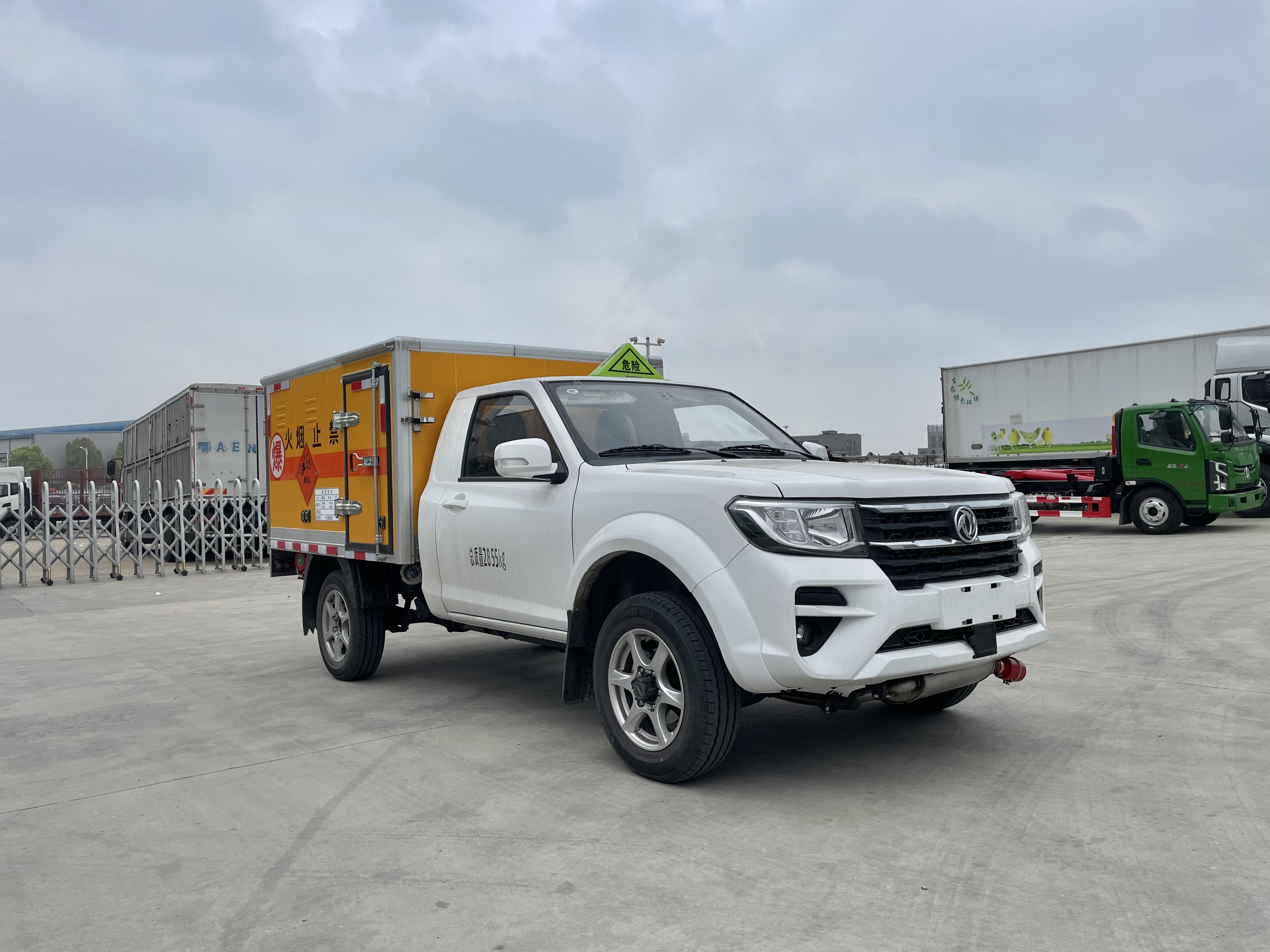 东风日产四驱皮卡炸药车