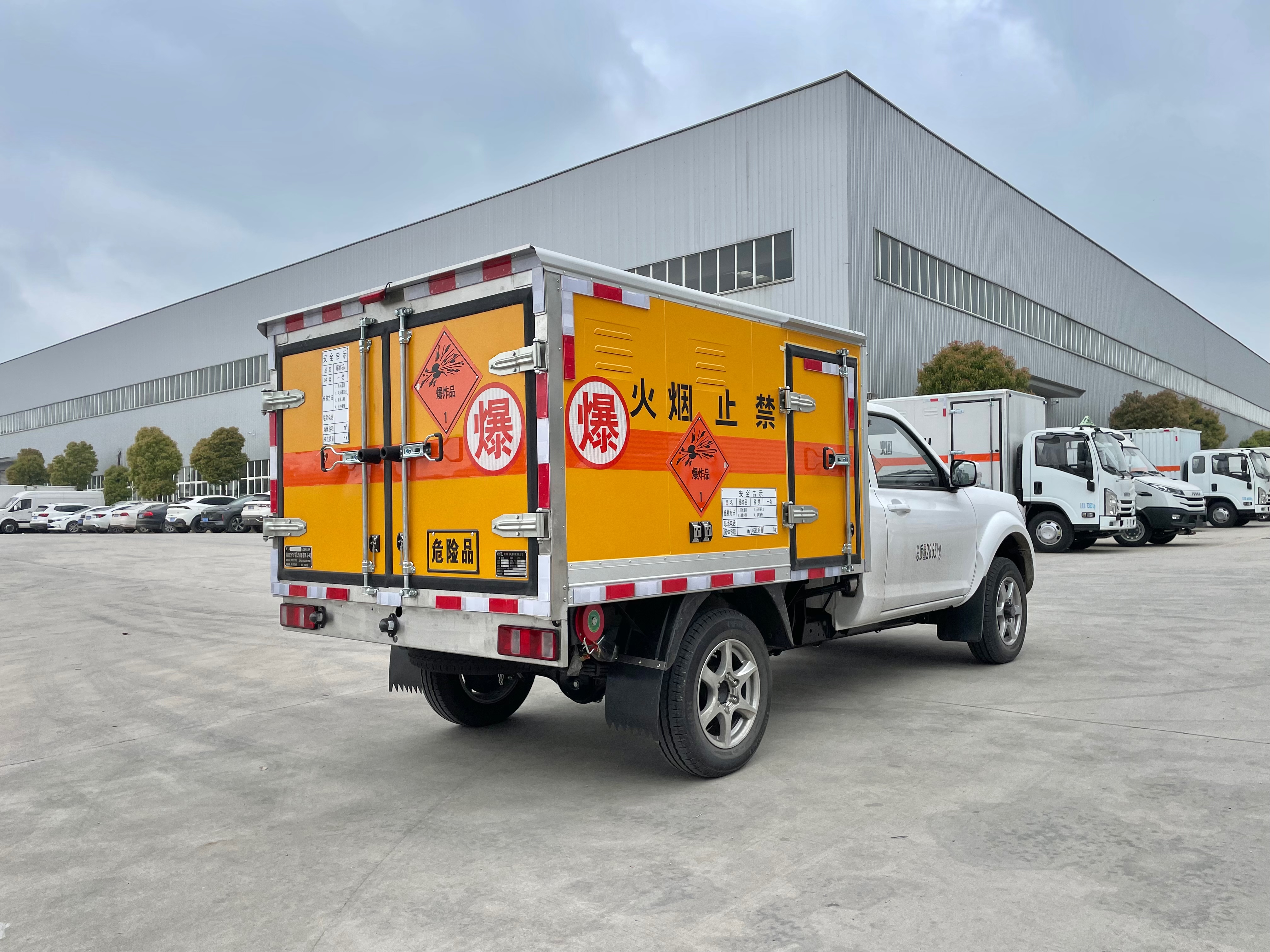 东风日产四驱皮卡炸药车