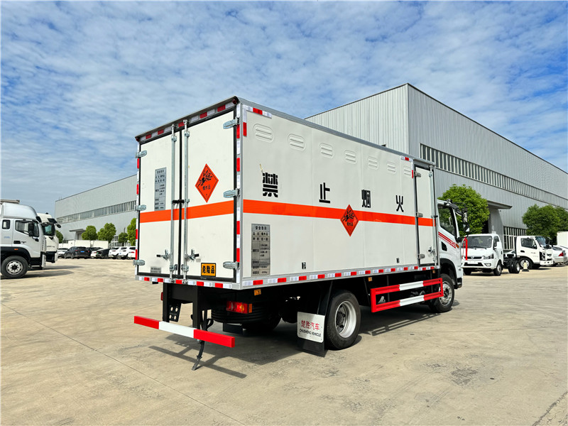 5.2米东风华神DV3炸药车