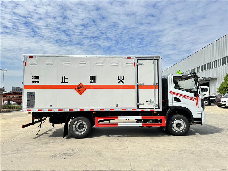 5.2米东风华神DV3炸药车