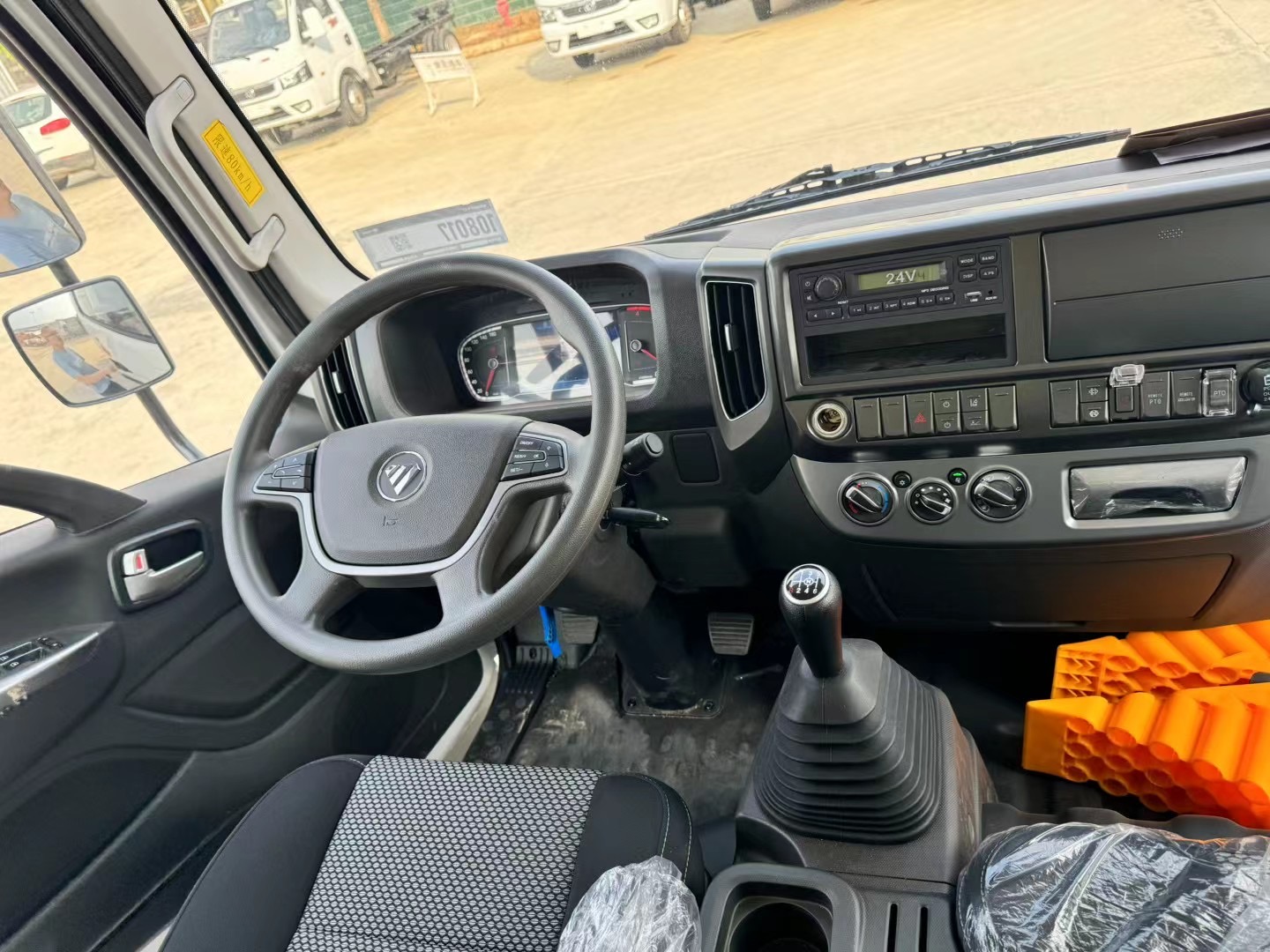 福田欧马可4.3米5吨爆材车