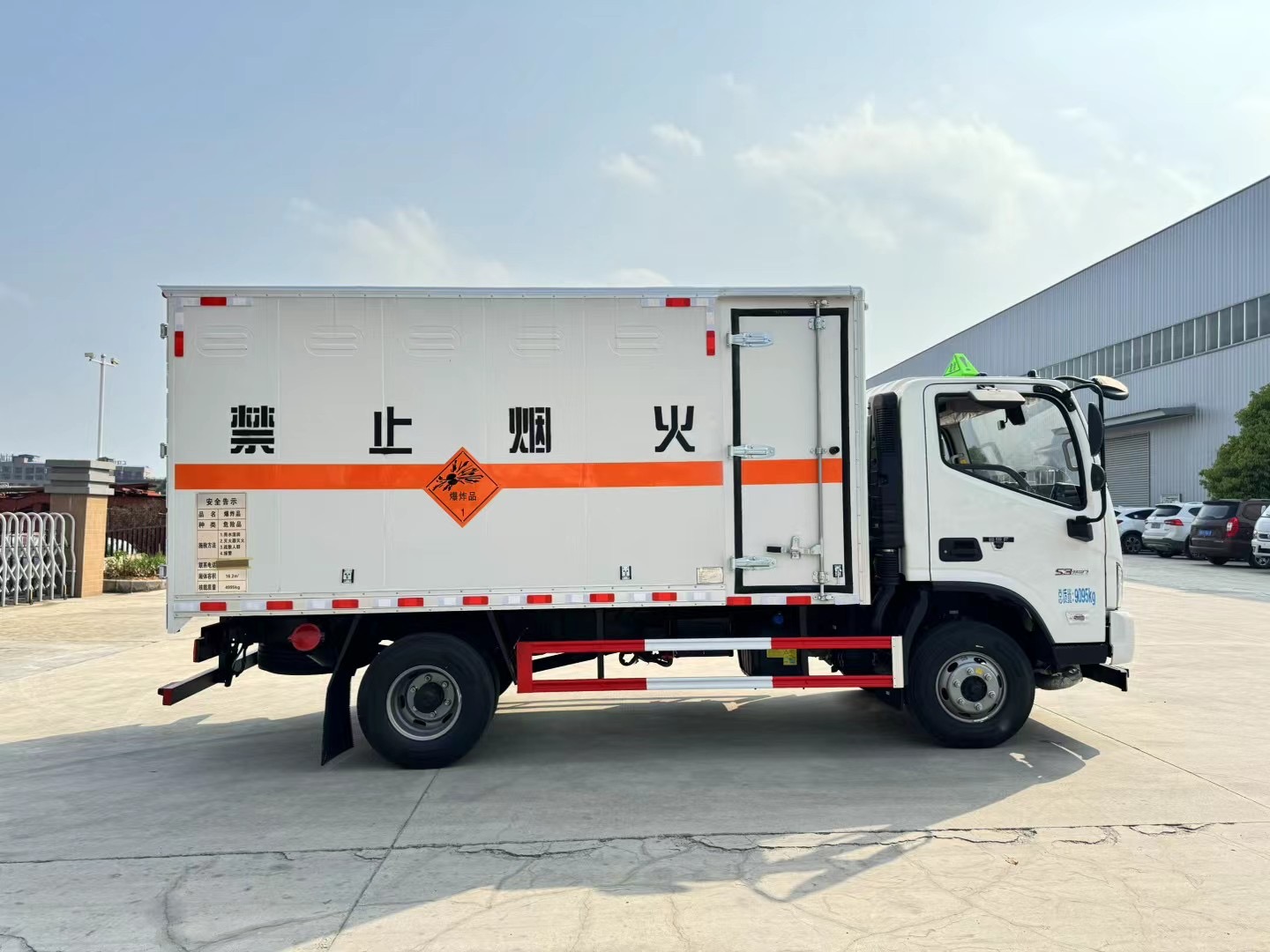 福田欧马可4.3米5吨爆材车