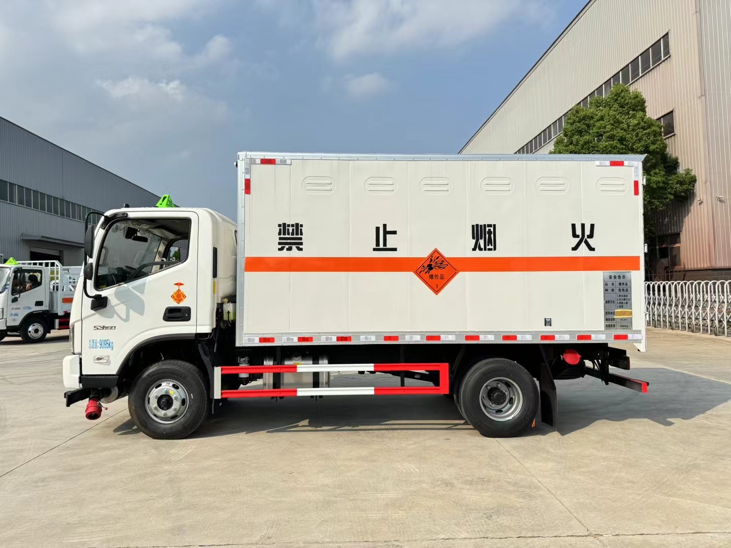 福田欧马可4.3米5吨爆材车