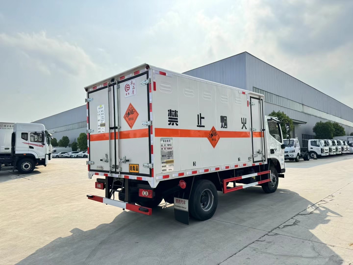 福田欧马可4.3米5吨爆材车